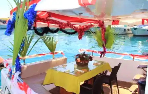 Kemer Koylarında Günlük Motoryat Turu – Yüzme Platformu ve Geniş Güverte