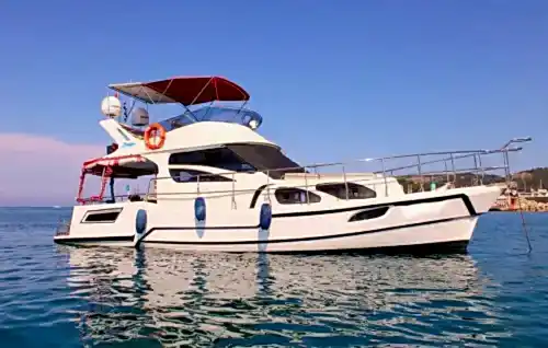 Kemer Koylarında Günlük Motoryat Turu – Yüzme Platformu ve Geniş Güverte