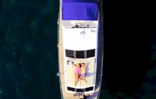 Tam Donanımlı 15 Metrelik Motoryat ile Konforlu Mavi Tur