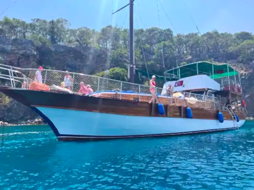 Lüks ve Eğlenceyi Birleştiren Tekne ile Unutulmaz Hatıralar