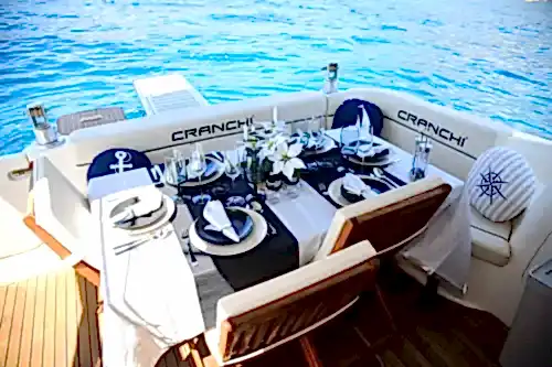 Kemer’de 12 Kişilik Yat ile Denizin Tadını Çıkarın