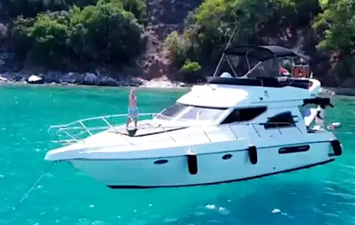 Kemer’de 12 Kişilik Yat ile Denizin Tadını Çıkarın