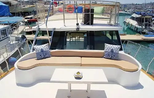 10 Kişilik Özel Yapım Motoryat ile Kuşadası’nın Eşsiz Sularında Seyir