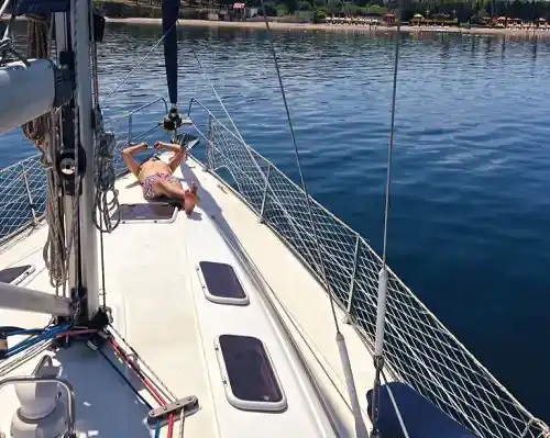 Kuşadası’nda Rüzgârın Peşinde: Beneteau Yelkenlisi ile Mavi Yolculuk!