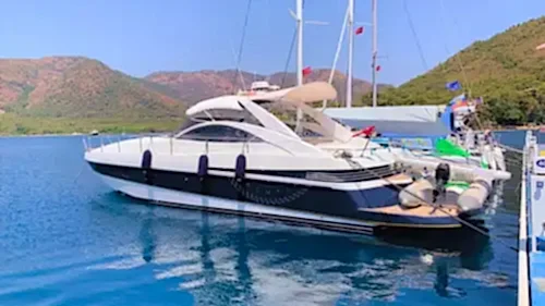 İş Toplantılarınızı Denize Taşıyın: Konforlu ve Şık Pershing Yat Deneyimi