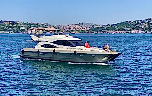 İstanbul Boğazı’nda 21 Metrelik Lüks Motoryat ile Özel Anlar Yaşayın!