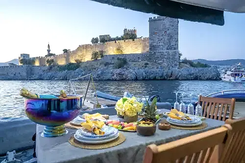 Bodrum’da Özel Yapım Motoryat ile Günübirlik ve Konaklamalı Lüks Tatil