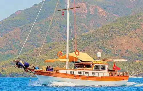 Marmaris’in Gizli Koylarını Keşfedin: Konforlu ve Şık Tekne Deneyimi
