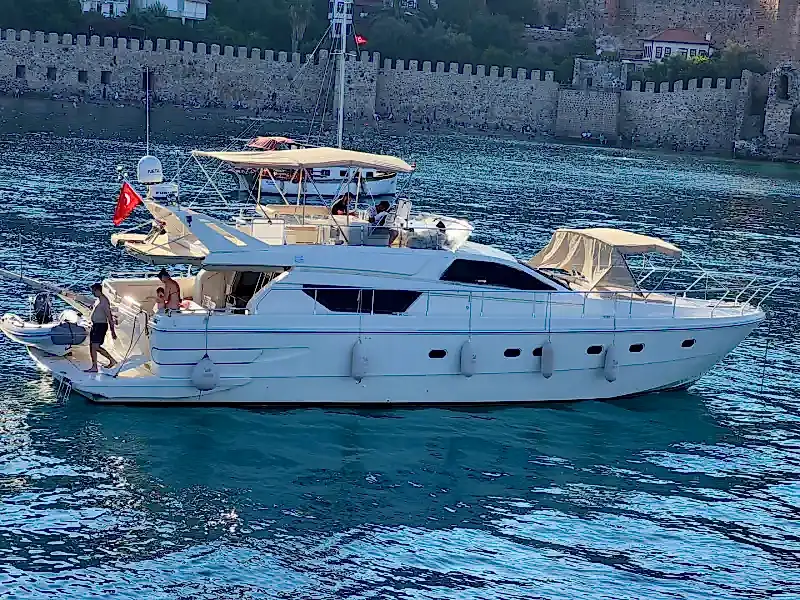 Alanya'da 3 Kabinli, 6 Kişilik Konforlu Motoryat ile Mavi Yolculuk