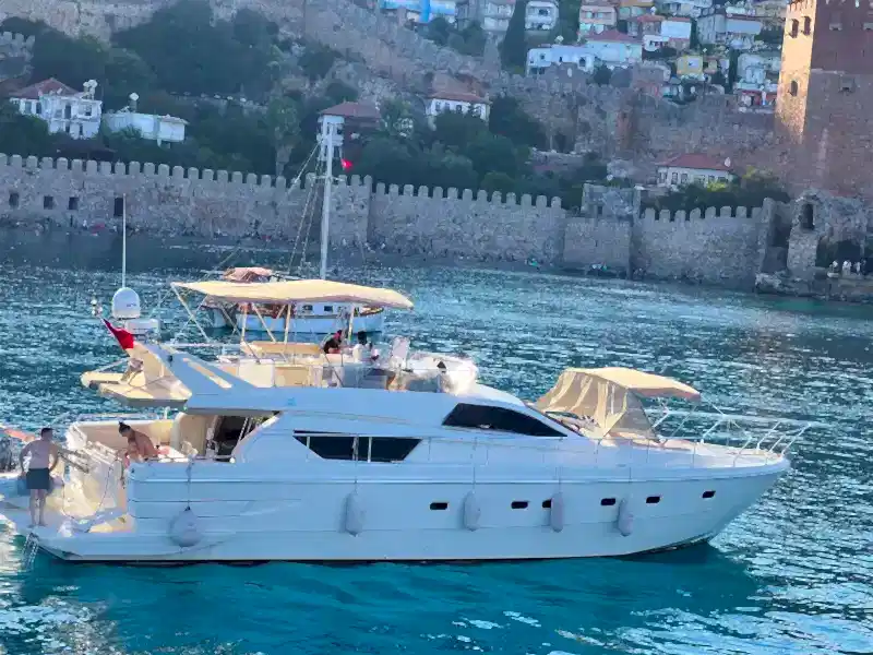 Alanya'da 3 Kabinli, 6 Kişilik Konforlu Motoryat ile Mavi Yolculuk